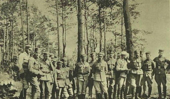 big_Pilsudski_and_officers_1915